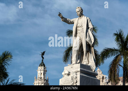 Eine Statue von José Julián Martí Pérez, Kubas Nationalheld (1853–1895) im Parque Central im Zentrum von Havanna in Kuba. Er war Nationalist, Dichter Stockfoto