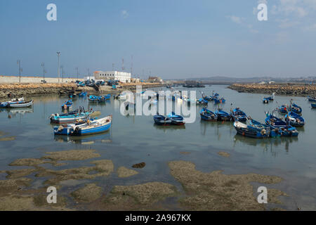 Asilah, Morocco-September 10, 2019: Traditionelle blau Fischerboote im Hafen von Asilah, Marokko Stockfoto