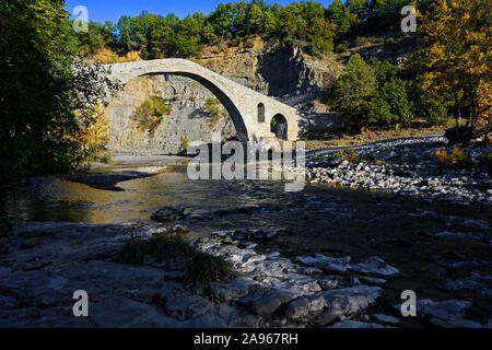 Die traditionelle Steinbrücke von Aziz Aga im Nordwesten von Griechenland Stockfoto