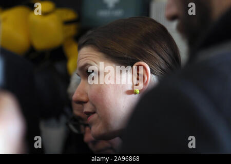 London/Großbritannien - 13. November 2019: liberale Demokraten leader Jo Swinson im Gespräch mit den Medien auf einer Wahlveranstaltung am gesamten Boxer Fitnessraum, nördlich von London Stockfoto