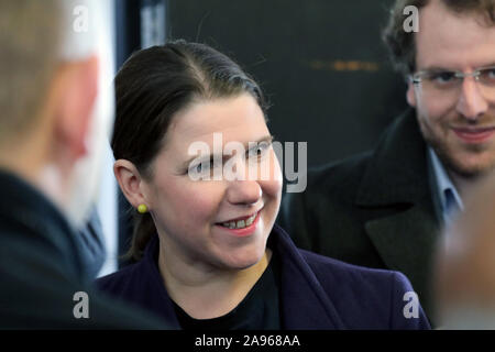 London/Großbritannien - 13. November 2019: liberale Demokraten leader Jo Swinson im Gespräch mit den Medien auf einer Wahlveranstaltung am gesamten Boxer Fitnessraum, nördlich von London Stockfoto