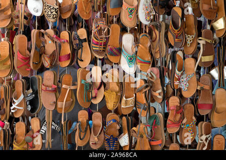 Asilah, Morocco-September 10, 2019: Bunte Leder Sandalen in einem Geschäft in der Medina von Ouarzazate, Marokko hängen Stockfoto