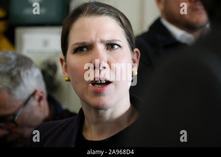 London/Großbritannien - 13. November 2019: liberale Demokraten leader Jo Swinson im Gespräch mit den Medien auf einer Wahlveranstaltung am gesamten Boxer Fitnessraum, nördlich von London Stockfoto