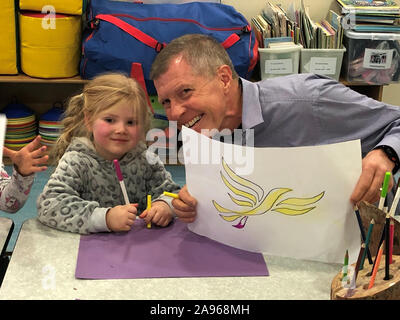 Schottischen Liberalen Demokraten leader Willie Rennie visits Lauriston Baumschule in Dunfermline während der allgemeinen Wahlkampagne. Stockfoto