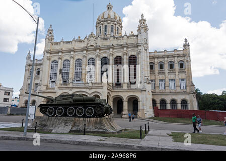 Museum der Revolution- Museo de la Revolucion ( Museum der Revolution ) in der Avenida Belgica in Havanna, Kuba. Vor dem Museum befindet sich der OP Stockfoto