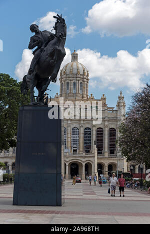 Aus schwarzem Granit reiterdenkmal von Jose Marti auf seinem Pferd an der Plaza 13 de Marzo in Havanna in Kuba. Martí war ein Dichter und Journalist. Er verbrachte Stockfoto