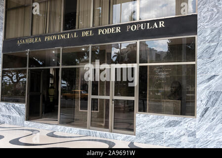 Kubanische Asamblea Provincial Del Poder Popular (Landtage der beliebten Macht) in Havanna, Kuba. Übersetzung aus dem Spanischen und hob von G Stockfoto