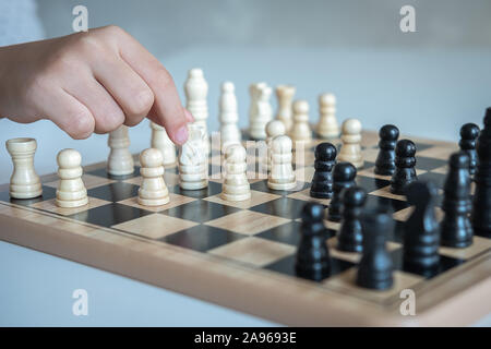 Ein Mädchen lernen wie man Schach Spiel zu spielen Stockfoto