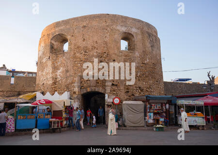 Asilah, Morocco-September 10, 2019: Markt vor dem Bab El Homar Tor in der alten Medina von Asilah, im Norden von Marokko Stockfoto