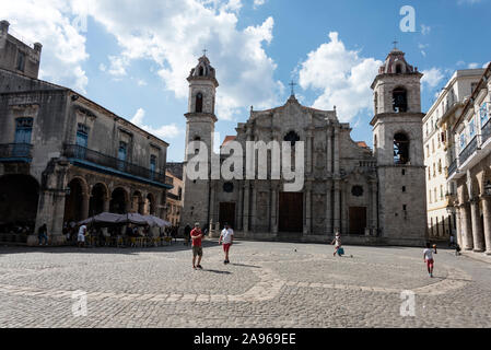 Eine der elf katholischen Kathedralen auf Kuba ist die Catedral de San Cristobal auf der Plaza de la Catedral in der Altstadt von Havanna (Habana) Stockfoto