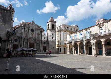 Kathedrale von San Cristobal und Teil des aus dem 17. Jahrhundert erbauten Palacio del Marques de Arcos, ein langes Hochbogengebäude auf der Plaza de la Catedral, alt Stockfoto