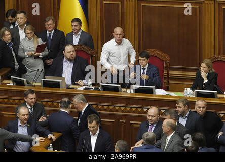 Kiew, Ukraine. 13 Nov, 2019. Gesetzgeber Block die Tribüne protestieren gegen Rechnung über das Land, die während einer Sitzung des ukrainischen Parlaments in Kiew, Ukraine, am 13. November 2019. September das Ministerkabinett der Ukraine genehmigt und für den ukrainischen Parlament berücksichtigen eine Rechnung über Land Markt in der Ukraine eingereicht. Credit: Serg Glovny/ZUMA Draht/Alamy leben Nachrichten Stockfoto