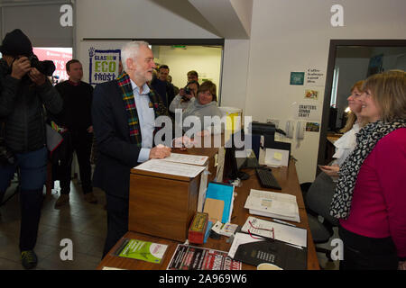 Glasgow, UK. 13 Nov, 2019. Im Bild: Jeremy Corbyn MP-Führer der Labour Party. Der Führer der Jeremy corbyn Touren key constituencies in Schottland als Teil der größten Menschen betriebene Kampagne in der Geschichte unseres Landes. Jeremy Corbyn Adressen Aktivisten und Kampagne für wichtige Plätze in Schottland neben Scottish Labour Kandidaten. Credit: Colin Fisher/Alamy leben Nachrichten Stockfoto