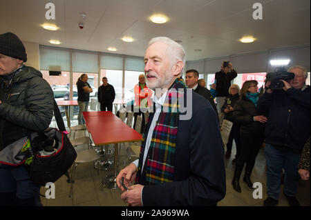 Glasgow, UK. 13 Nov, 2019. Im Bild: Jeremy Corbyn MP-Führer der Labour Party. Der Führer der Jeremy corbyn Touren key constituencies in Schottland als Teil der größten Menschen betriebene Kampagne in der Geschichte unseres Landes. Jeremy Corbyn Adressen Aktivisten und Kampagne für wichtige Plätze in Schottland neben Scottish Labour Kandidaten. Credit: Colin Fisher/Alamy leben Nachrichten Stockfoto