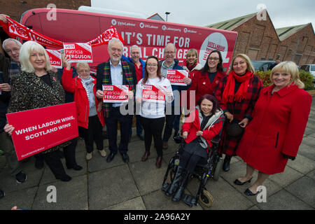 Glasgow, UK. 13 Nov, 2019. Im Bild: Jeremy Corbyn MP-Führer der Labour Party. Der Führer der Jeremy corbyn Touren key constituencies in Schottland als Teil der größten Menschen betriebene Kampagne in der Geschichte unseres Landes. Jeremy Corbyn Adressen Aktivisten und Kampagne für wichtige Plätze in Schottland neben Scottish Labour Kandidaten. Credit: Colin Fisher/Alamy leben Nachrichten Stockfoto