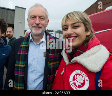 Glasgow, UK. 13 Nov, 2019. Im Bild: Jeremy Corbyn MP-Führer der Labour Party. Der Führer der Jeremy corbyn Touren key constituencies in Schottland als Teil der größten Menschen betriebene Kampagne in der Geschichte unseres Landes. Jeremy Corbyn Adressen Aktivisten und Kampagne für wichtige Plätze in Schottland neben Scottish Labour Kandidaten. Credit: Colin Fisher/Alamy leben Nachrichten Stockfoto