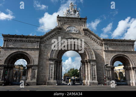 Der Haupteingang ist eine imposante Gateway, mit biblischen Reliefs verziert und durch eine Marmorskulptur gekrönt, die in Nekropole de Colon oder Stockfoto