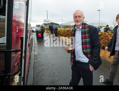 Glasgow, UK. 13 Nov, 2019. Im Bild: Jeremy Corbyn MP-Führer der Labour Party. Der Führer der Jeremy corbyn Touren key constituencies in Schottland als Teil der größten Menschen betriebene Kampagne in der Geschichte unseres Landes. Jeremy Corbyn Adressen Aktivisten und Kampagne für wichtige Plätze in Schottland neben Scottish Labour Kandidaten. Credit: Colin Fisher/Alamy leben Nachrichten Stockfoto