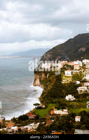 SALERNO, ITALIEN 4. NOVEMBER 2019: Salerno city Schöne Herbst Blick auf Häuser, Festung und Meer Strand von Oben auf der Burg. Sonnige Wetter Stockfoto