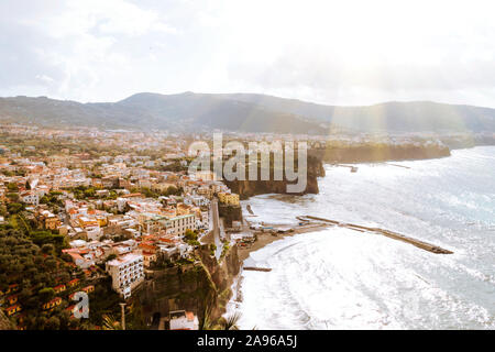 SALERNO, ITALIEN 4. NOVEMBER 2019: Salerno city Schöne Herbst Blick auf Häuser, Festung und Meer Strand von Oben auf der Burg. Sonnige Wetter Stockfoto