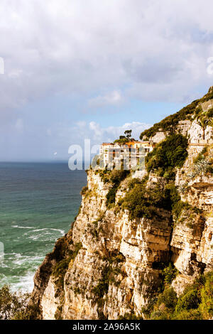 SALERNO, ITALIEN 4. NOVEMBER 2019: Salerno city Schöne Herbst Blick auf Häuser, Festung und Meer Strand von Oben auf der Burg. Sonnige Wetter Stockfoto