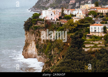 SALERNO, ITALIEN 4. NOVEMBER 2019: Salerno city Schöne Herbst Blick auf Häuser, Festung und Meer Strand von Oben auf der Burg. Sonnige Wetter Stockfoto