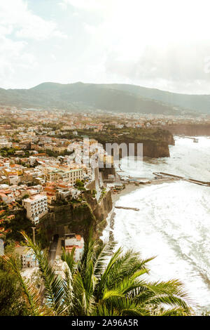 SALERNO, ITALIEN 4. NOVEMBER 2019: Salerno city Schöne Herbst Blick auf Häuser, Festung und Meer Strand von Oben auf der Burg. Sonnige Wetter Stockfoto