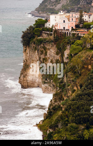 SALERNO, ITALIEN 4. NOVEMBER 2019: Salerno city Schöne Herbst Blick auf Häuser, Festung und Meer Strand von Oben auf der Burg. Sonnige Wetter Stockfoto