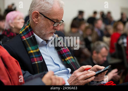 Glasgow, UK. 13 Nov, 2019. Im Bild: Jeremy Corbyn MP-Führer der Labour Party. Der Führer der Jeremy corbyn Touren key constituencies in Schottland als Teil der größten Menschen betriebene Kampagne in der Geschichte unseres Landes. Jeremy Corbyn Adressen Aktivisten und Kampagne für wichtige Plätze in Schottland neben Scottish Labour Kandidaten. Credit: Colin Fisher/Alamy leben Nachrichten Stockfoto