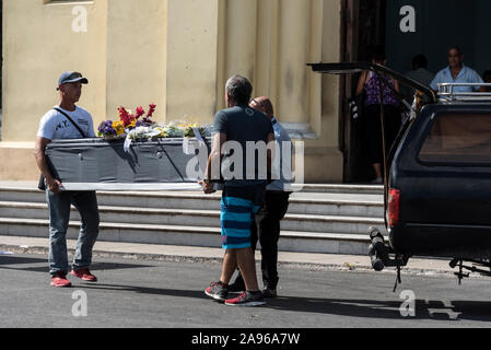 Eine Beerdigung findet statt, als ein von Freunden und Verwandten getragener Pappsarg in die Capilla Central in der Mitte von Necropolis getragen wird Stockfoto