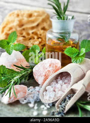 Naturkosmetik mit Himalaya Salz und Öl Stockfoto