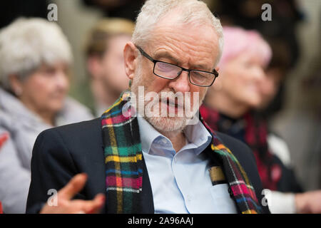 Glasgow, UK. 13 Nov, 2019. Im Bild: Jeremy Corbyn MP-Führer der Labour Party. Der Führer der Jeremy corbyn Touren key constituencies in Schottland als Teil der größten Menschen betriebene Kampagne in der Geschichte unseres Landes. Jeremy Corbyn Adressen Aktivisten und Kampagne für wichtige Plätze in Schottland neben Scottish Labour Kandidaten. Credit: Colin Fisher/Alamy leben Nachrichten Stockfoto