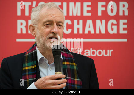 Glasgow, UK. 13 Nov, 2019. Im Bild: Jeremy Corbyn MP-Führer der Labour Party. Der Führer der Jeremy corbyn Touren key constituencies in Schottland als Teil der größten Menschen betriebene Kampagne in der Geschichte unseres Landes. Jeremy Corbyn Adressen Aktivisten und Kampagne für wichtige Plätze in Schottland neben Scottish Labour Kandidaten. Credit: Colin Fisher/Alamy leben Nachrichten Stockfoto