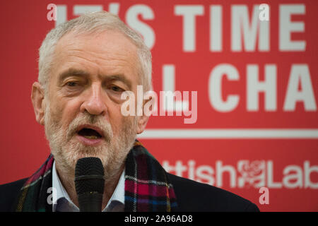 Glasgow, UK. 13 Nov, 2019. Im Bild: Jeremy Corbyn MP-Führer der Labour Party. Der Führer der Jeremy corbyn Touren key constituencies in Schottland als Teil der größten Menschen betriebene Kampagne in der Geschichte unseres Landes. Jeremy Corbyn Adressen Aktivisten und Kampagne für wichtige Plätze in Schottland neben Scottish Labour Kandidaten. Credit: Colin Fisher/Alamy leben Nachrichten Stockfoto