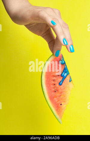 / Beauté, ongles manucurés Pressant une pastèque/Beauty Fotografie, gepflegte Nägel Drücken einer Wassermelone Stockfoto