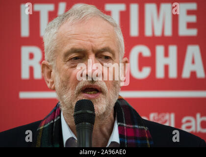 Glasgow, UK. 13 Nov, 2019. Im Bild: Jeremy Corbyn MP-Führer der Labour Party. Der Führer der Jeremy corbyn Touren key constituencies in Schottland als Teil der größten Menschen betriebene Kampagne in der Geschichte unseres Landes. Jeremy Corbyn Adressen Aktivisten und Kampagne für wichtige Plätze in Schottland neben Scottish Labour Kandidaten. Credit: Colin Fisher/Alamy leben Nachrichten Stockfoto