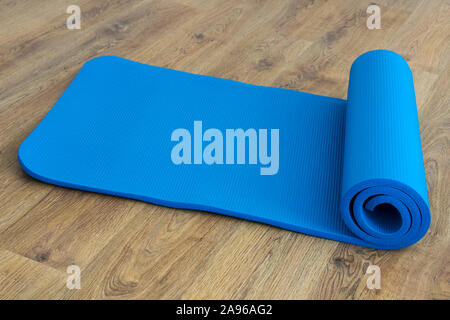 Training und Yoga Matte auf Holz- Hintergrund Stockfoto