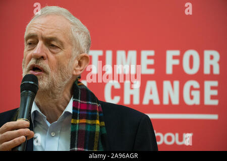 Glasgow, UK. 13 Nov, 2019. Im Bild: Jeremy Corbyn MP-Führer der Labour Party. Der Führer der Jeremy corbyn Touren key constituencies in Schottland als Teil der größten Menschen betriebene Kampagne in der Geschichte unseres Landes. Jeremy Corbyn Adressen Aktivisten und Kampagne für wichtige Plätze in Schottland neben Scottish Labour Kandidaten. Credit: Colin Fisher/Alamy leben Nachrichten Stockfoto