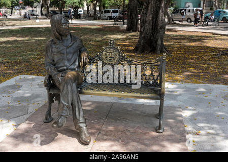 Statue Beatle, John Lennon sitzt auf einer Bank im Parque Lennon (Lennon Park) im Vedado-Viertel Havanna in Kuba. Die Skulptur stammt von einem Kubaner Stockfoto