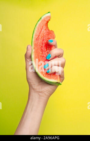 / Beauté, ongles manucurés Pressant une pastèque/Beauty Fotografie, gepflegte Nägel Drücken einer Wassermelone Stockfoto