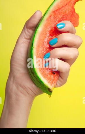 / Beauté, ongles manucurés Pressant une pastèque/Beauty Fotografie, gepflegte Nägel Drücken einer Wassermelone Stockfoto