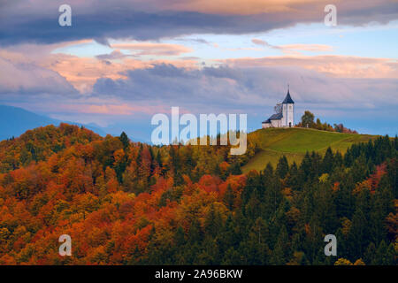 Katholische Kirche St. Primoz und Felician in Slowenien in der Nähe von jamnik Stockfoto