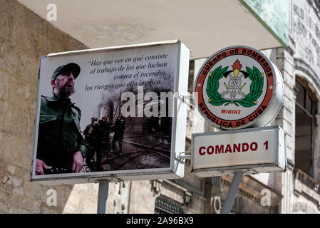 Cuerpo de Bomberos Republica de Cuba (Feuerwehrrepublik Kuba) ist eine der wichtigsten Feuerwehrstationen in Havanna, Kuba. Die meisten Feuerlöschgeräte A Stockfoto