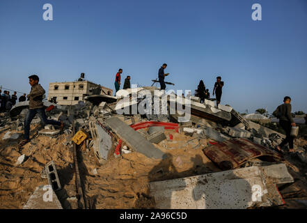 Gaza, Palästina. 13 Nov, 2019. Prüfen sie die Palästinenser ein Haus in ein israelischer Luftangriff im südlichen Gazastreifen. Spannung zerstört in Gaza nach dem Al-Quds Brigades Commander steigt, der bewaffnete Arm von Gaza auf Widerstand Fraktion der Islamische Jihad, Bahaa Abu Al-Atta starb bei einem israelischen Luftangriff. Credit: SOPA Images Limited/Alamy leben Nachrichten Stockfoto