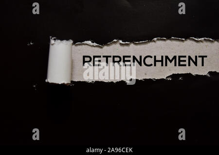 Retrenchement Text in zerrissenem Papier geschrieben Stockfoto