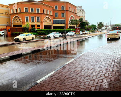 Dubai/VAE - November 10, 2019: Autos durch das überflutete Straßen in Dubai Fahren bei Regen. Heavy Rain in den VEREINIGTEN ARABISCHEN EMIRATEN und Pfützen Stockfoto