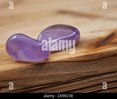 Gegen Holz- hintergrund Amethyst Stockfoto