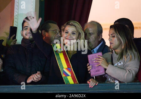 La Paz, Bolivien. 12 Nov, 2019. Jeanine Anez (C) trägt das präsidiale Schärpe nach Verkündigung selbst interim Präsident in La Paz, Bolivien, an November 12, 2019. Opposition senator Jeanine Anez am Dienstag die Präsidentschaft der Bolivianischen Senat, die erlaubte, hat sie sich auch Interim Präsident des Landes verkünden. Credit: Meagan Hancock/Xinhua/Alamy leben Nachrichten Stockfoto