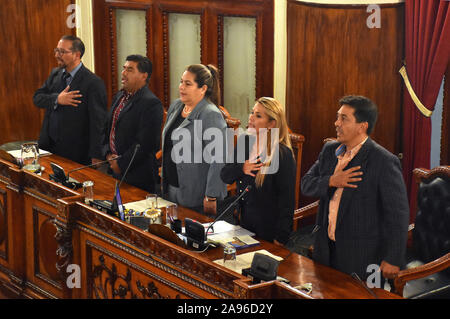 La Paz, Bolivien. 12 Nov, 2019. Jeanine Anez (2. R) nimmt an einer ausserordentlichen Sitzung des Gesetzgebenden Versammlung in La Paz, Bolivien, an November 12, 2019. Opposition senator Jeanine Anez am Dienstag die Präsidentschaft der Bolivianischen Senat, die erlaubte, hat sie sich auch Interim Präsident des Landes verkünden. Credit: Meagan Hancock/Xinhua/Alamy leben Nachrichten Stockfoto