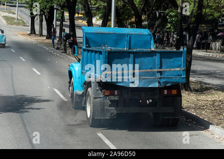 Einer der vielen Lastwagen und Busse auf den Straßen Havannas in Kuba, die wegen mangelnder Fahrzeugwartung und mangelnder Kraftstoffqua dicke Dieseldämpfe ausprießen Stockfoto